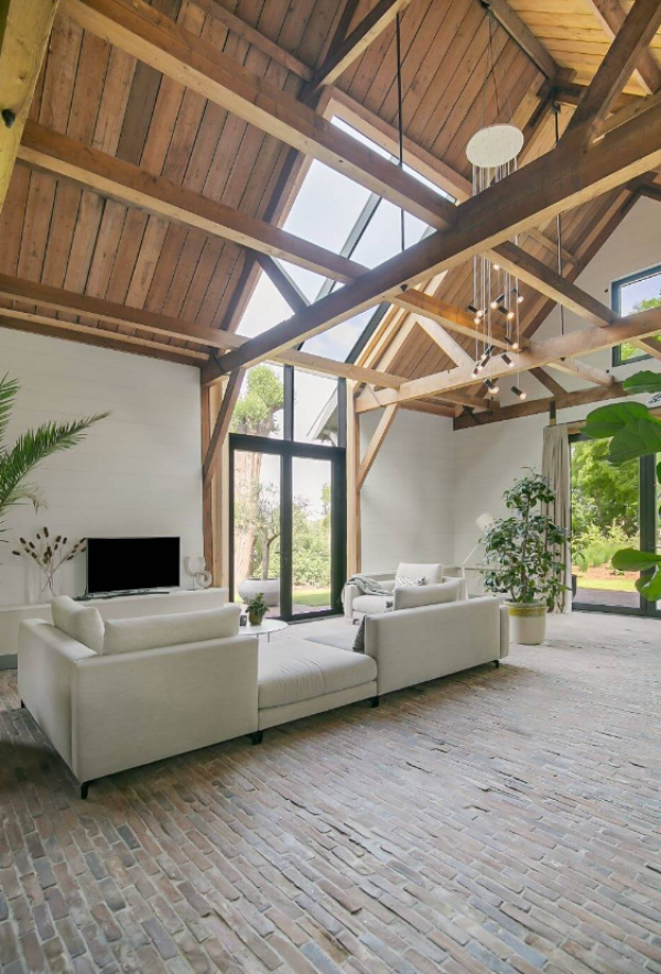 Ruang Tamu dengan Langit-langit Tinggi